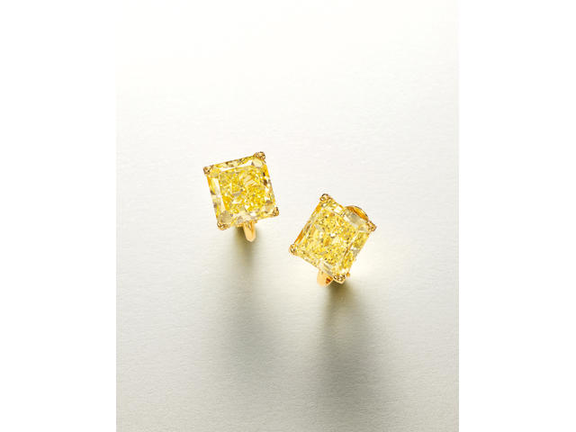 AN IMPORTANT PAIR OF COLOURED DIAMOND EARCLIPS, CARVIN FRENCH