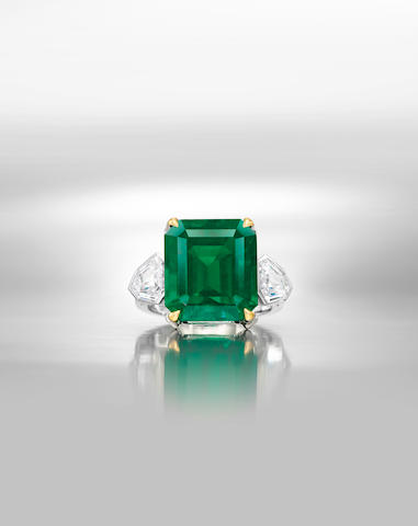 AN IMPORTANT AND RARE EMERALD AND DIAMOND RING
