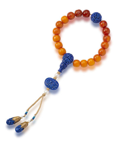 A STRING OF AMBER AND LAPIS LAZULI ROSARY BEADS, SHOUCHUAN Qing Dynasty (2)