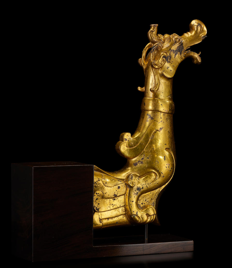 AN IMPORTANT AND VERY RARE LARGE GILT-BRONZE 'DRAGON' TERMINAL Han Dynasty (2)