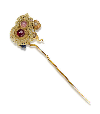 A GOLD FILIGREE GEMSTONE-MOUNTED DOUBLE-GOURD HAIRPIN 18th/19th century (2)