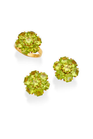 A PERIDOT RING AND EARRING SUITE