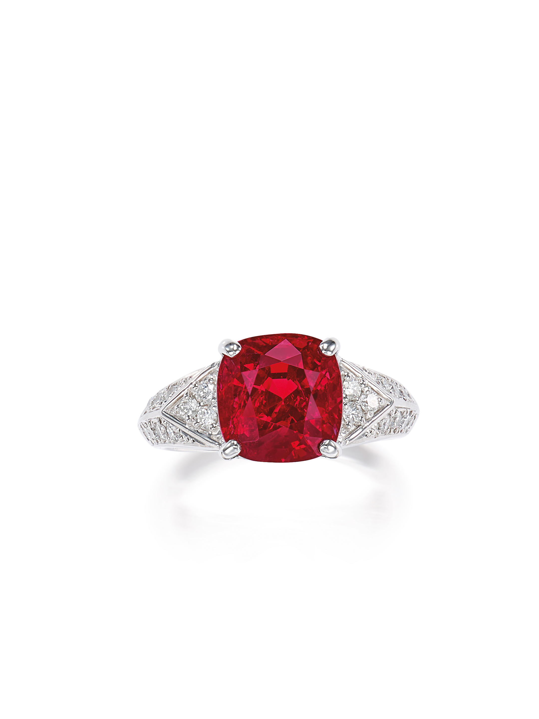 A SPINEL AND DIAMOND RING