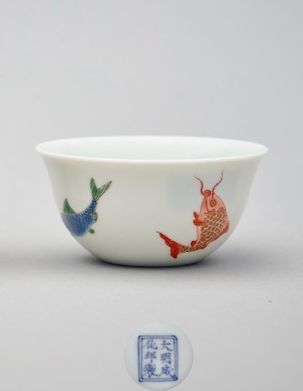 A famille-verte 'fish' cup Chenghua six-character mark image 1