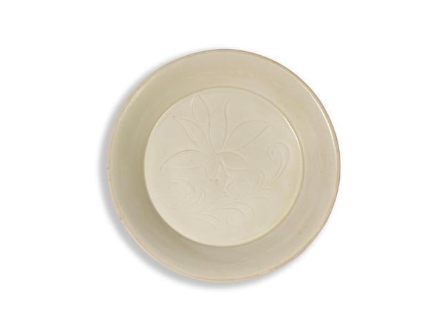 A DINGYAO CARVED 'DAYLILY' DISH Northern Song/Jin dynasty (2)
