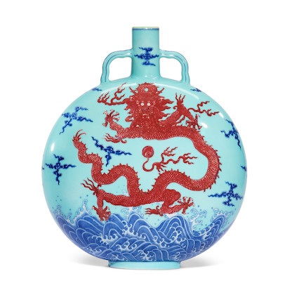 A MAGNIFICENT AND RARE IMPERIAL TURQUOISE-GROUND UNDERGLAZE-BLUE AND COPPER-RED 'DRAGON' MOONFLASK, BIANHU Qianlong seal mark and of the period (2) image 1