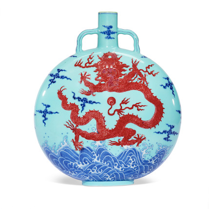 A MAGNIFICENT AND RARE IMPERIAL TURQUOISE-GROUND UNDERGLAZE-BLUE AND COPPER-RED 'DRAGON' MOONFLASK, BIANHU Qianlong seal mark and of the period (2) image 2