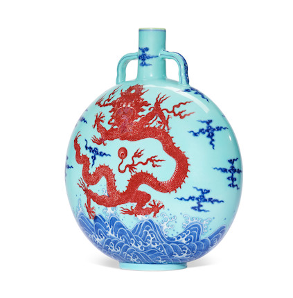 A MAGNIFICENT AND RARE IMPERIAL TURQUOISE-GROUND UNDERGLAZE-BLUE AND COPPER-RED 'DRAGON' MOONFLASK, BIANHU Qianlong seal mark and of the period (2) image 4
