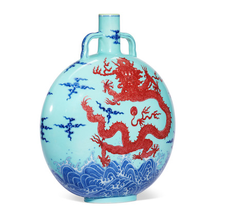 A MAGNIFICENT AND RARE IMPERIAL TURQUOISE-GROUND UNDERGLAZE-BLUE AND COPPER-RED 'DRAGON' MOONFLASK, BIANHU Qianlong seal mark and of the period (2) image 3