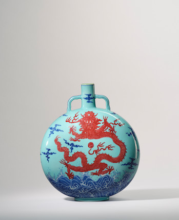 A MAGNIFICENT AND RARE IMPERIAL TURQUOISE-GROUND UNDERGLAZE-BLUE AND COPPER-RED 'DRAGON' MOONFLASK, BIANHU Qianlong seal mark and of the period (2) image 9