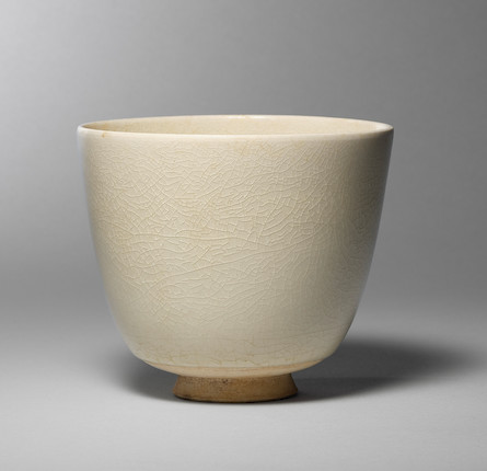 A LARGE GLAZED WHITE WARE CUP Sui/Tang Dynasty image 1