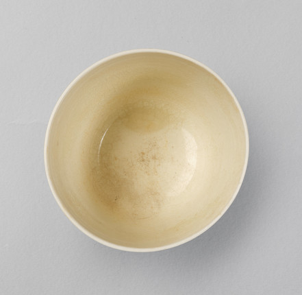 A LARGE GLAZED WHITE WARE CUP Sui/Tang Dynasty image 2