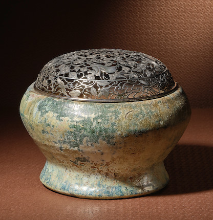 A GREEN-GLAZED JAR Han Dynasty or later image 3