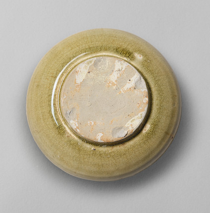 A RARE AND SMALL GREEN-GLAZED 'FLORAL' DISH Southern Dynasties (2) image 2