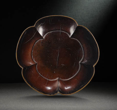 AN EXQUISITE BLACK LACQUER PRUNUS-SHAPED DISH Song Dynasty (2) image 1
