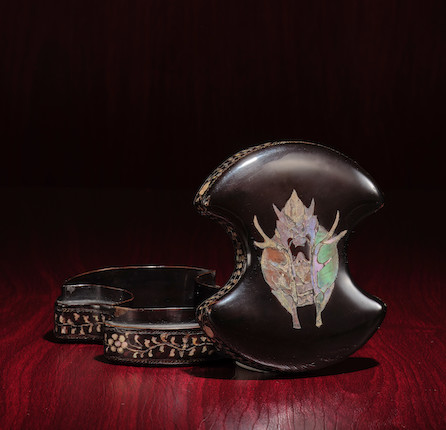A SUPERB AND RARE MOTHER-OF-PEARL INLAID BLACK LACQUER INGOT-SHAPED 'QILIN' BOX AND COVER  16th/17th century image 2