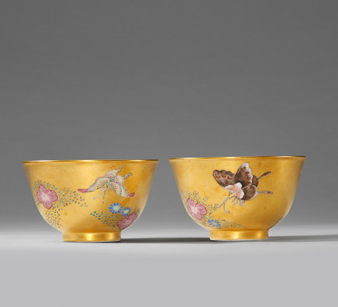 A MAGNIFICENT AND EXTREMELY RARE PAIR OF FAMILLE ROSE GOLD-GROUND 'BUTTERFLIES AND FLOWERS' BOWLS  Daoguang seal marks and of the period (2) image 3