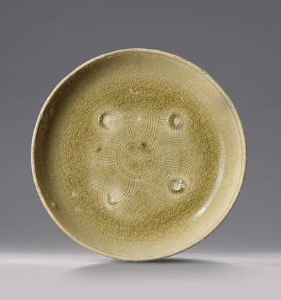 A RARE AND SMALL GREEN-GLAZED 'FLORAL' DISH Southern Dynasties (2) image 1