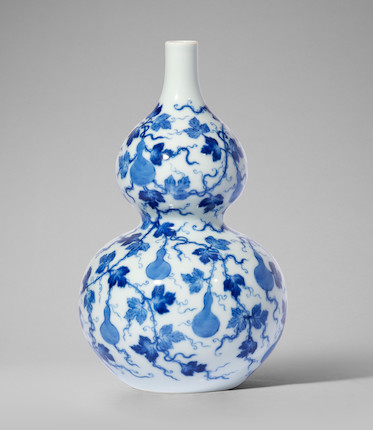 AN EXQUISITE SMALL BLUE AND WHITE DOUBLE-GOURD VASE Yongzheng image 1