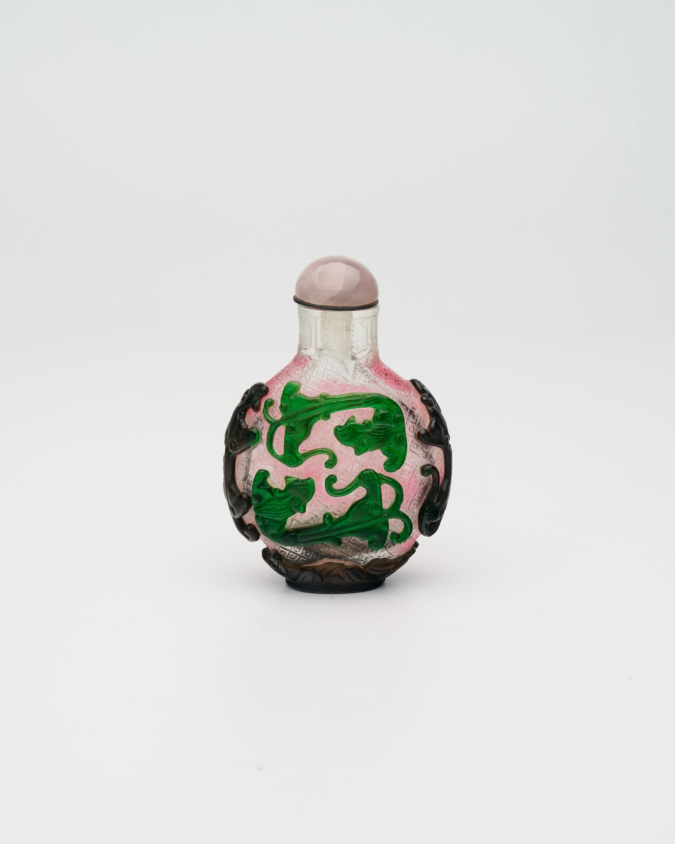 A MULTI-COLOUR OVERLAY GLASS 'CHI-DRAGON' SNUFF BOTTLE Late Qing Dynasty