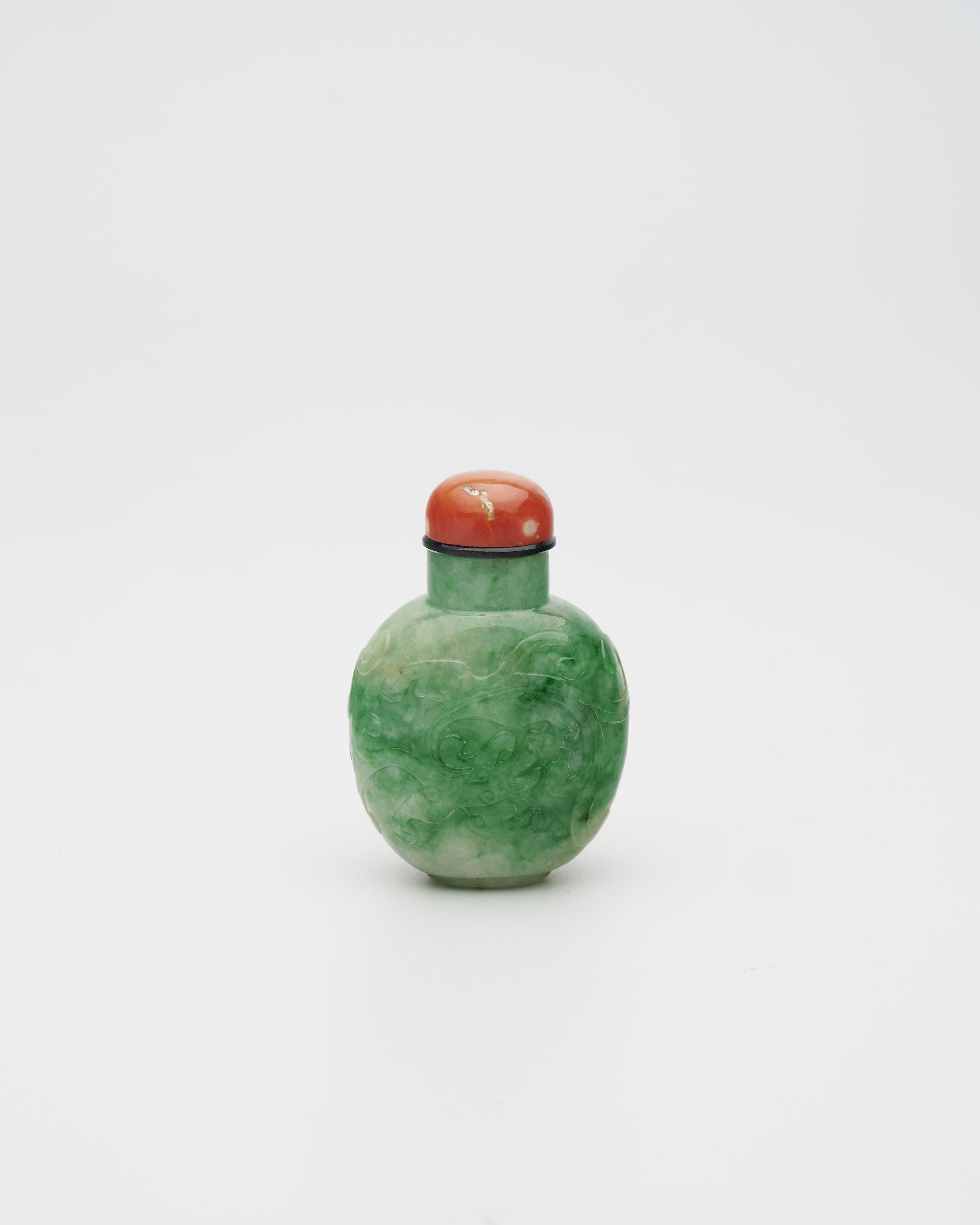 AN APPLE-GREEN AND WHITE JADEITE 'DRAGON' SNUFF BOTTLE 19th century