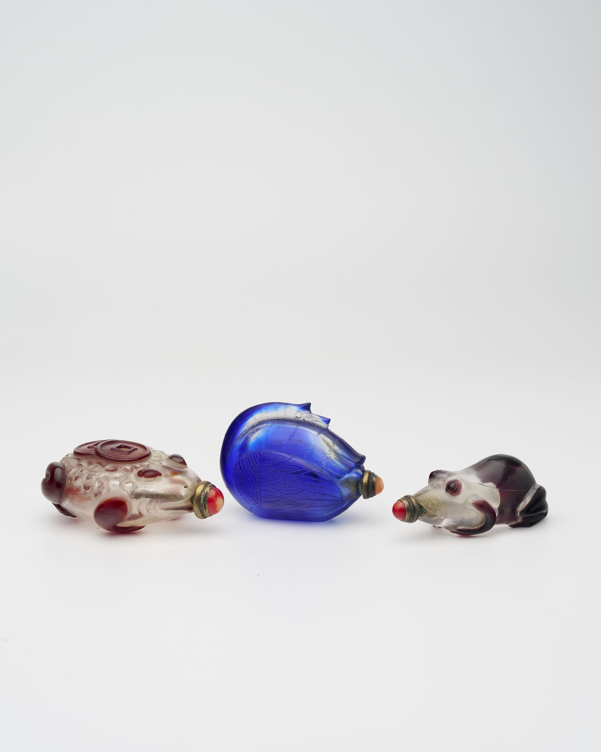 THREE GLASS SNUFF BOTTLES 19th/20th century