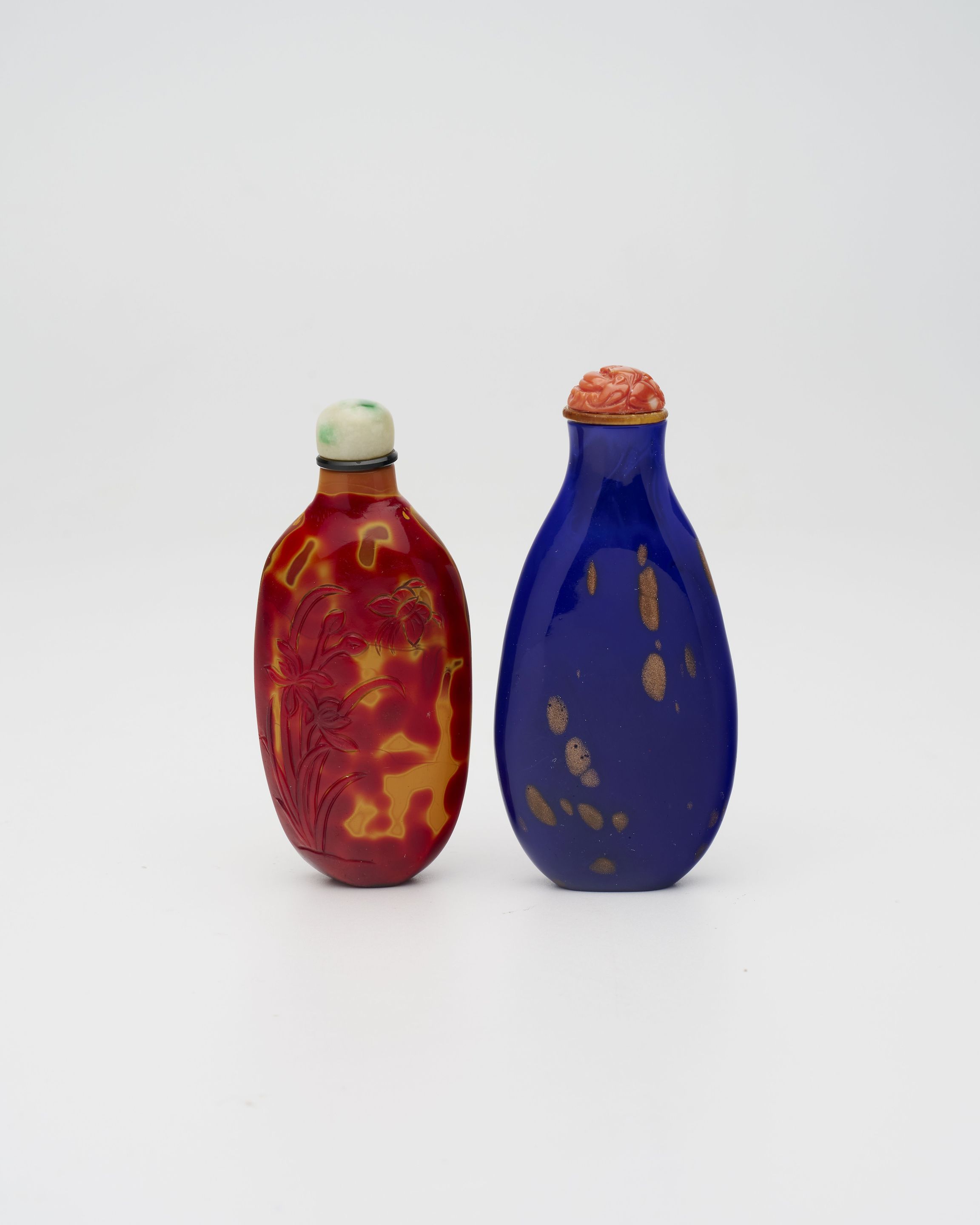 A GLASS SNUFF BOTTLE IMITATING REALGAR AND A SAPPHIRE-BLUE AVENTURINE-GLASS SNUFF BOTTLE 19th/20th century