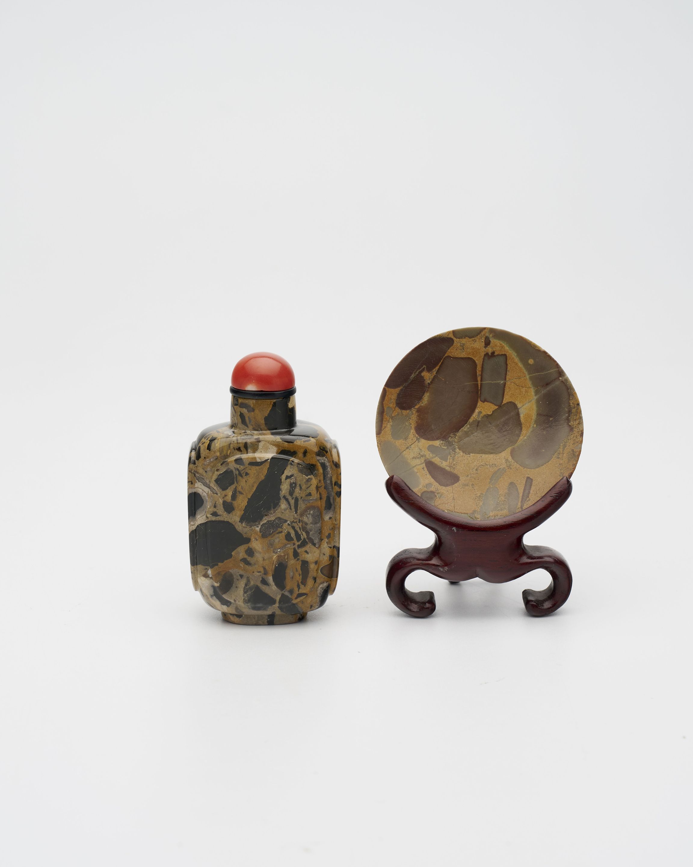 A PUDDINGSTONE SNUFF BOTTLE AND A SNUFF DISH The bottle 18th/19th century