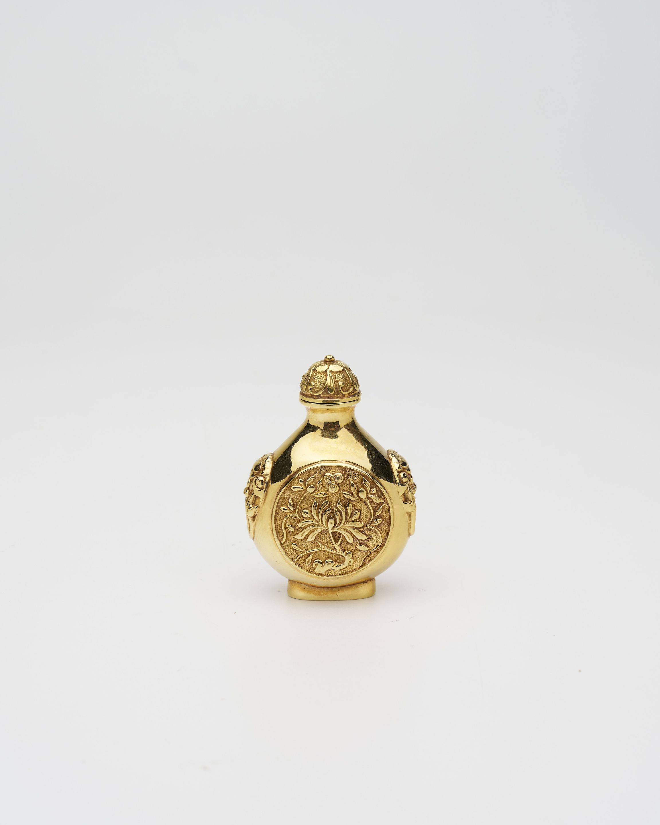 A GOLD 'PEONY AND LANDSCAPE' SNUFF BOTTLE 20th century
