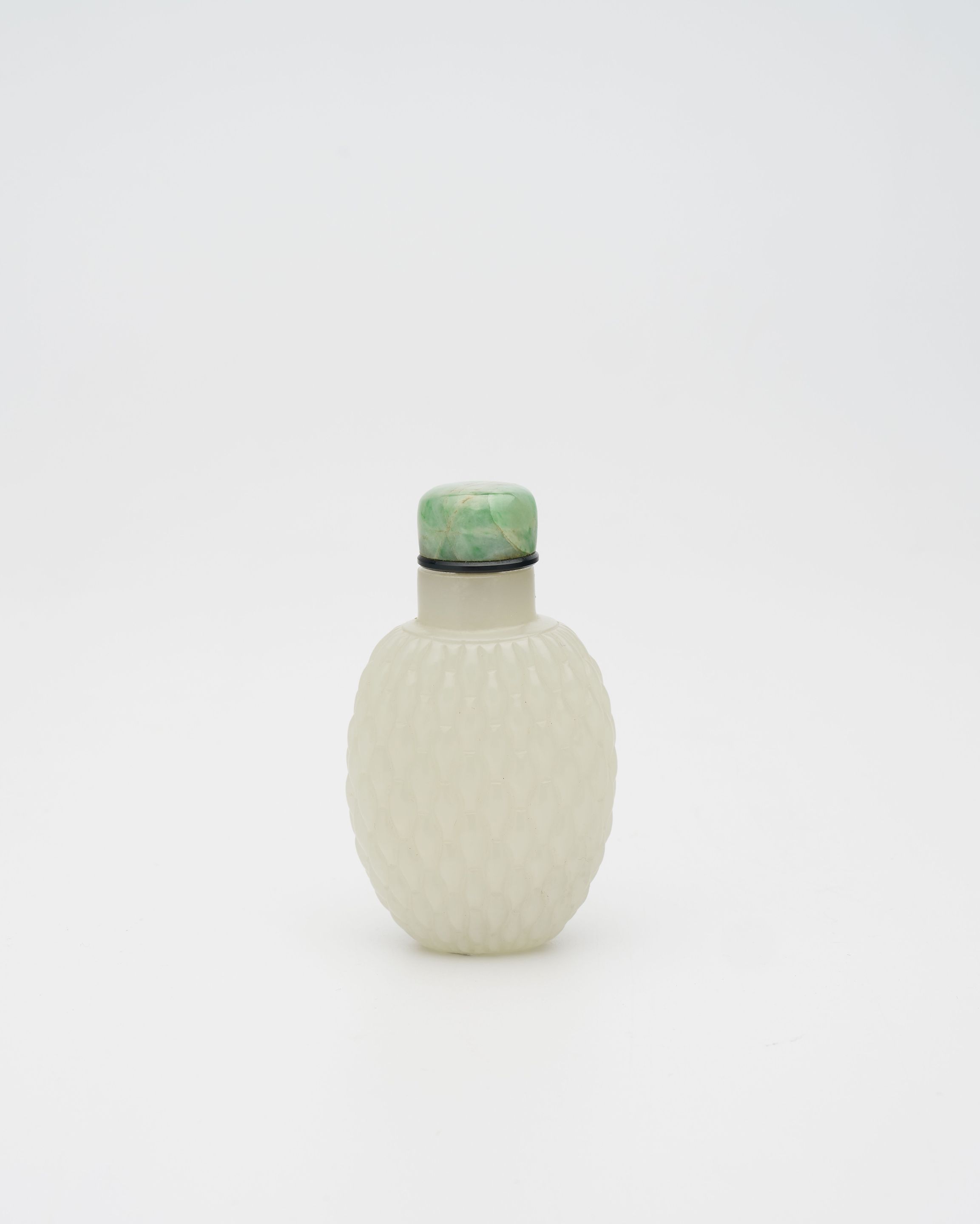 A WHITE JADE 'WOVEN BASKET' SNUFF BOTTLE 18th/19th century