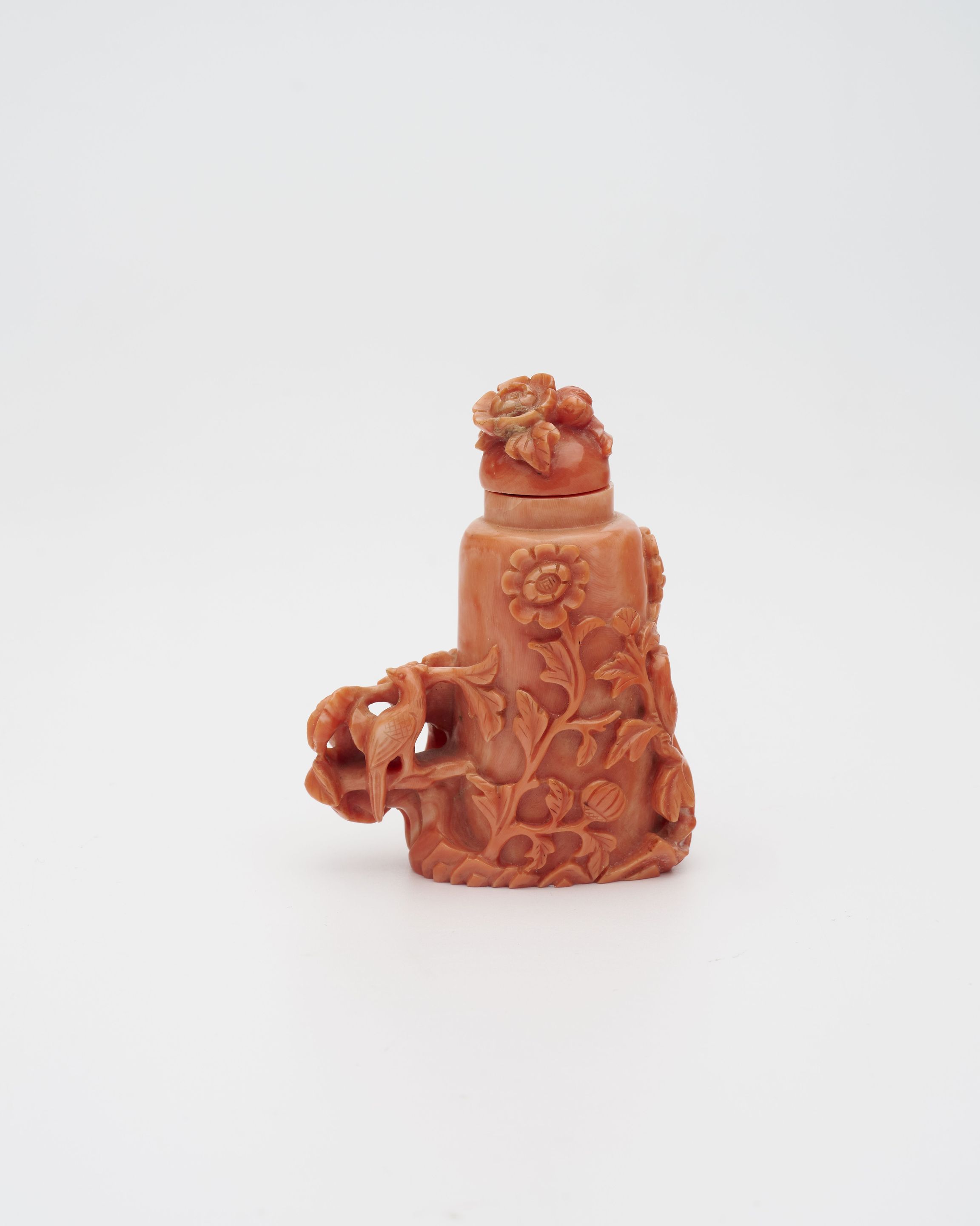 A CORAL 'PHEASANTS AND DAISY' SNUFF BOTTLE 19th century