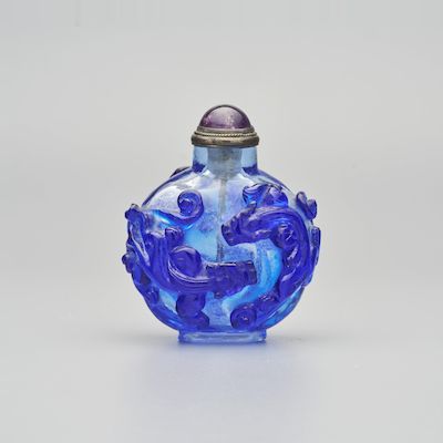 A BLUE OVERLAY TRANSLUCENT GLASS 'CHI DRAGON' SNUFF BOTTLE 19th century