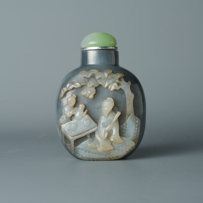 A BLACK AND WHITE JADE 'TEA CEREMONY' SNUFF BOTTLE Suzhou Style, 1780-1850