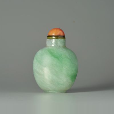 AN APPLE-GREEN JADEITE SNUFF BOTTLE 1780-1850