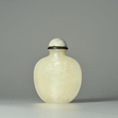 A GREENISH WHITE JADE SNUFF BOTTLE 19th century