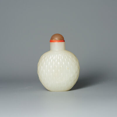 A WHITE JADE 'BASKET' SNUFF BOTTLE 19th century